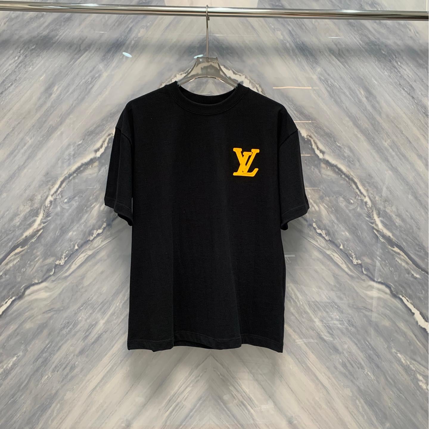 Camiseta con bordado clásico renovado