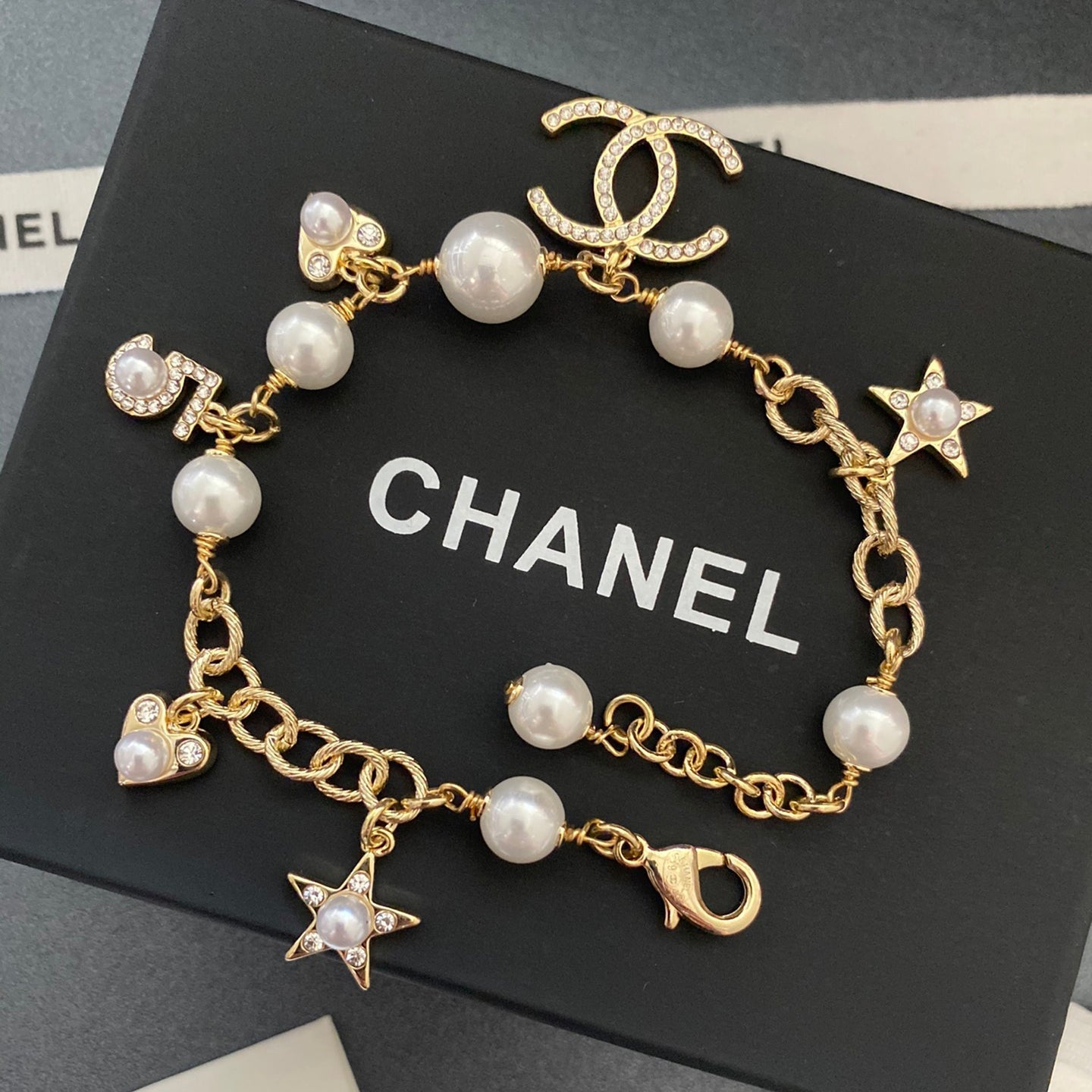 Pulsera con colgante de estrella, corazón y perla