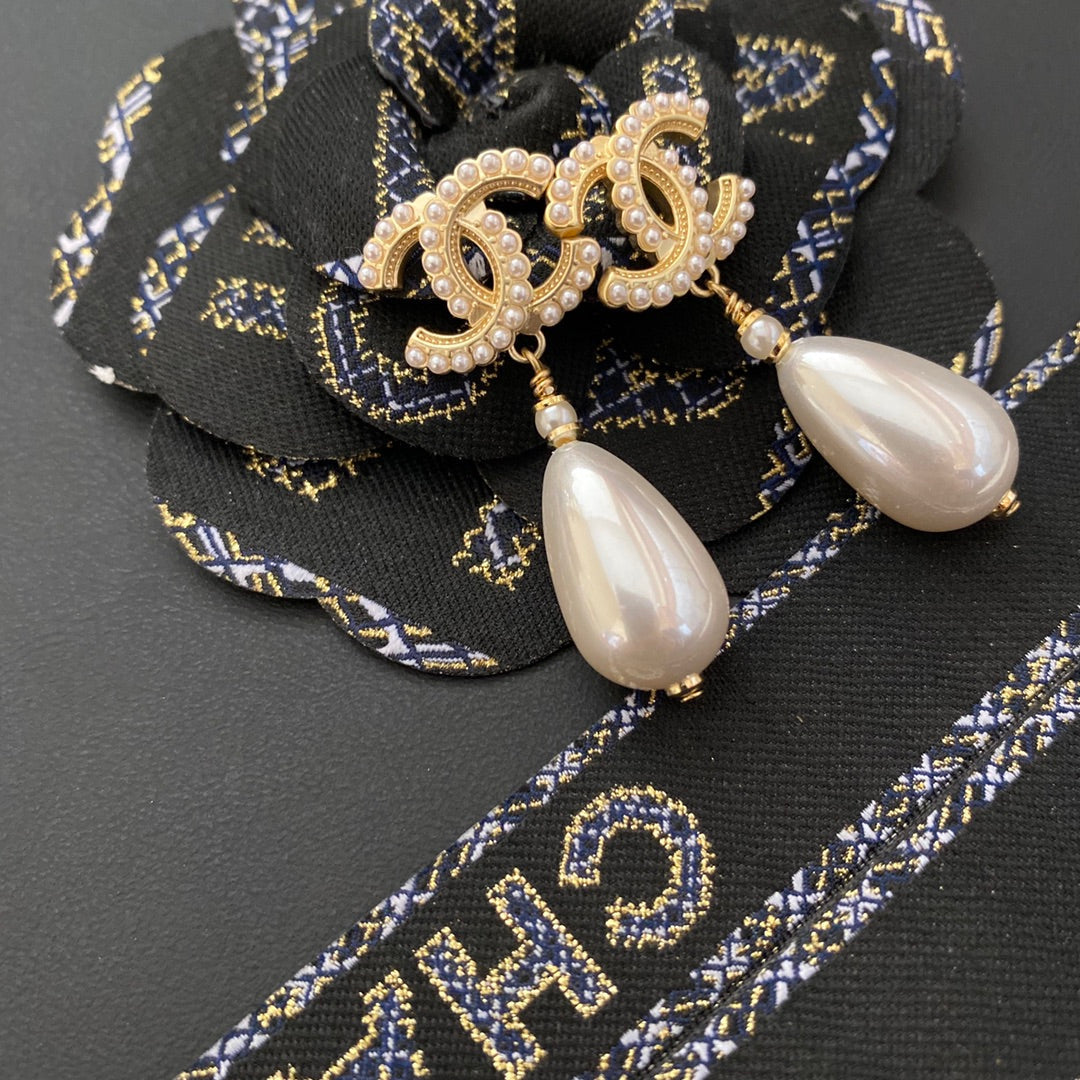 Pendientes Elegantes de Letras con Perlas en Gota
