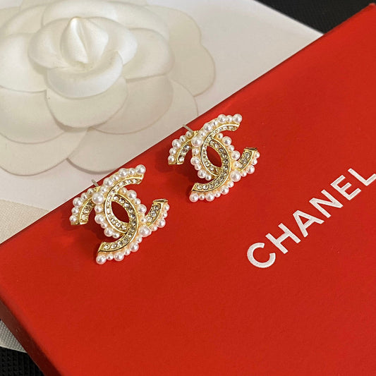 Boucles d'oreilles clous élégantes perles et strass