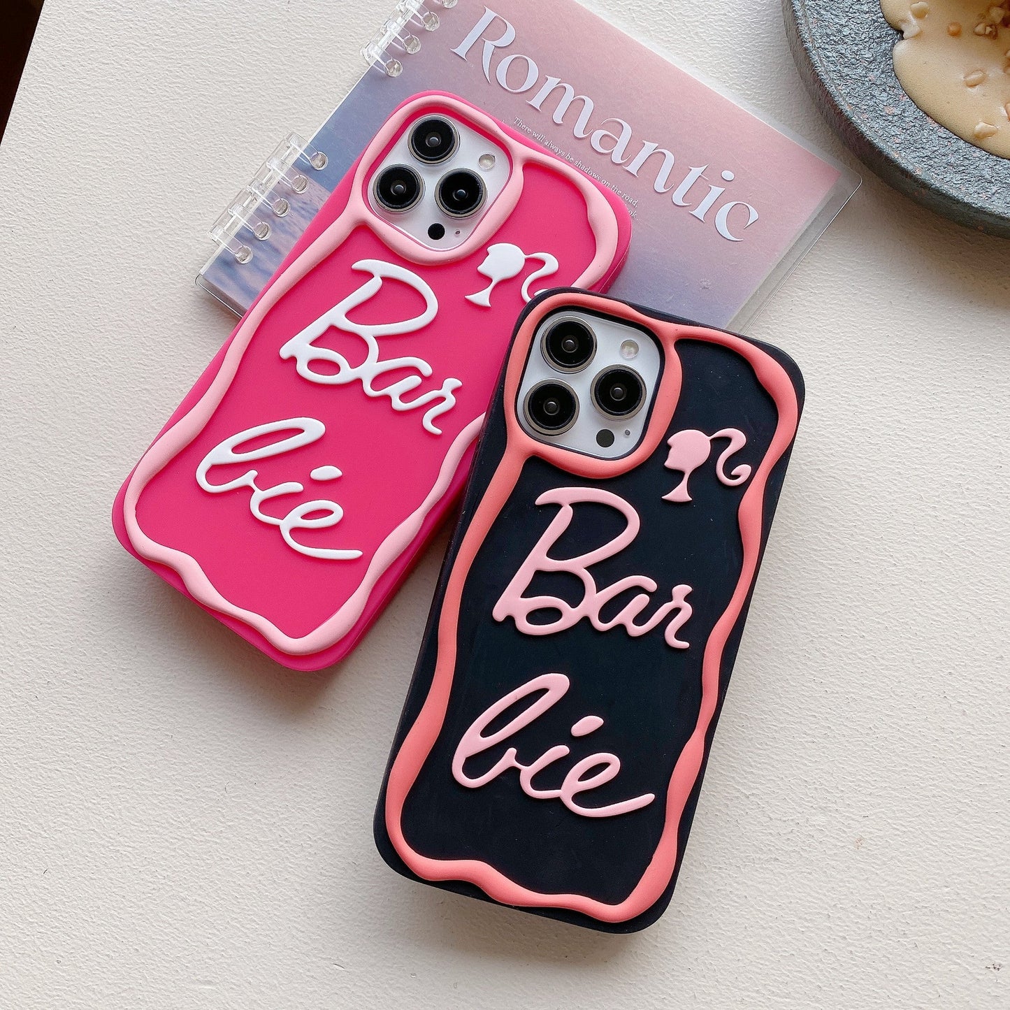 Funda de silicona con letras rosas de dibujos animados