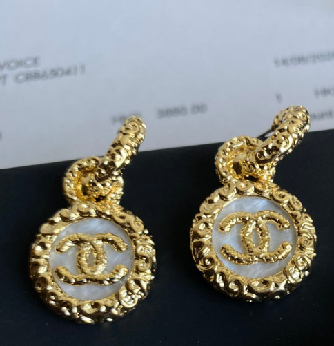 Pendientes con diseño plisado