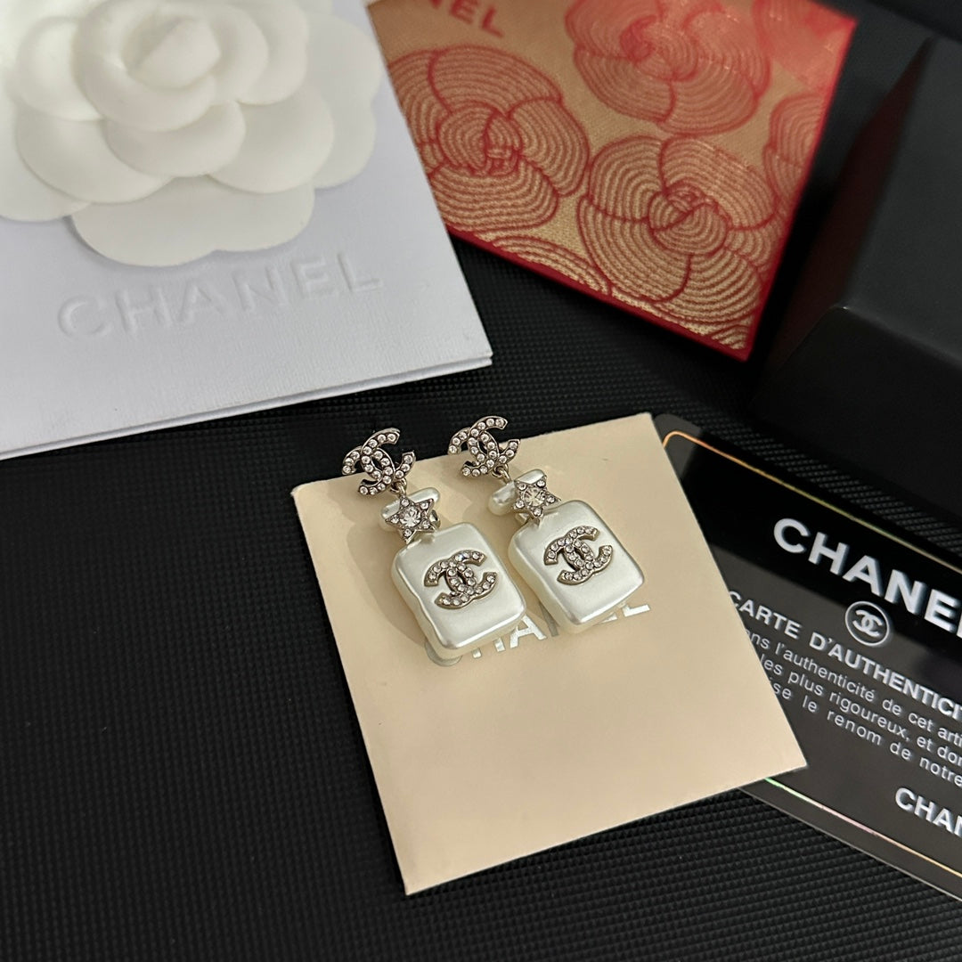 Pendientes de gota de frasco de perfume blanco