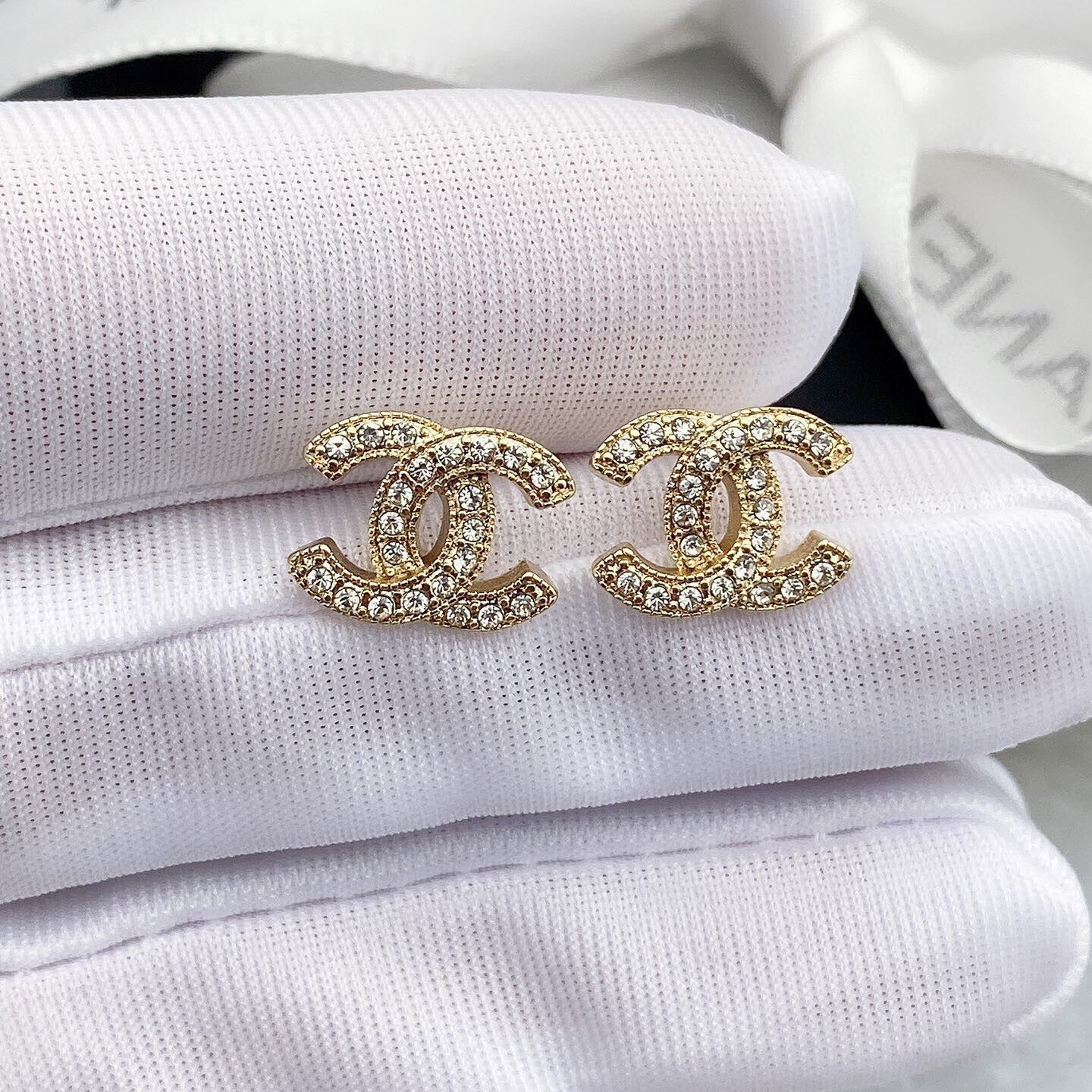 Pendientes de tuerca con diamantes completos de doble C