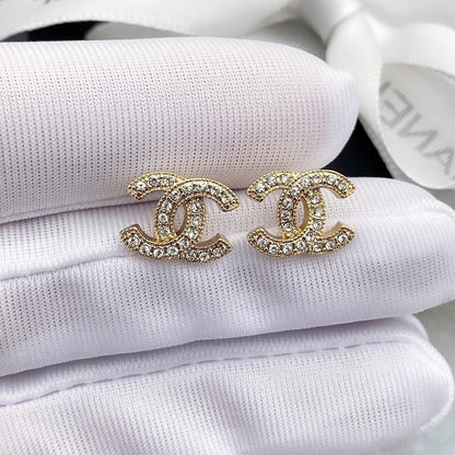 Pendientes de tuerca con diamantes completos de doble C
