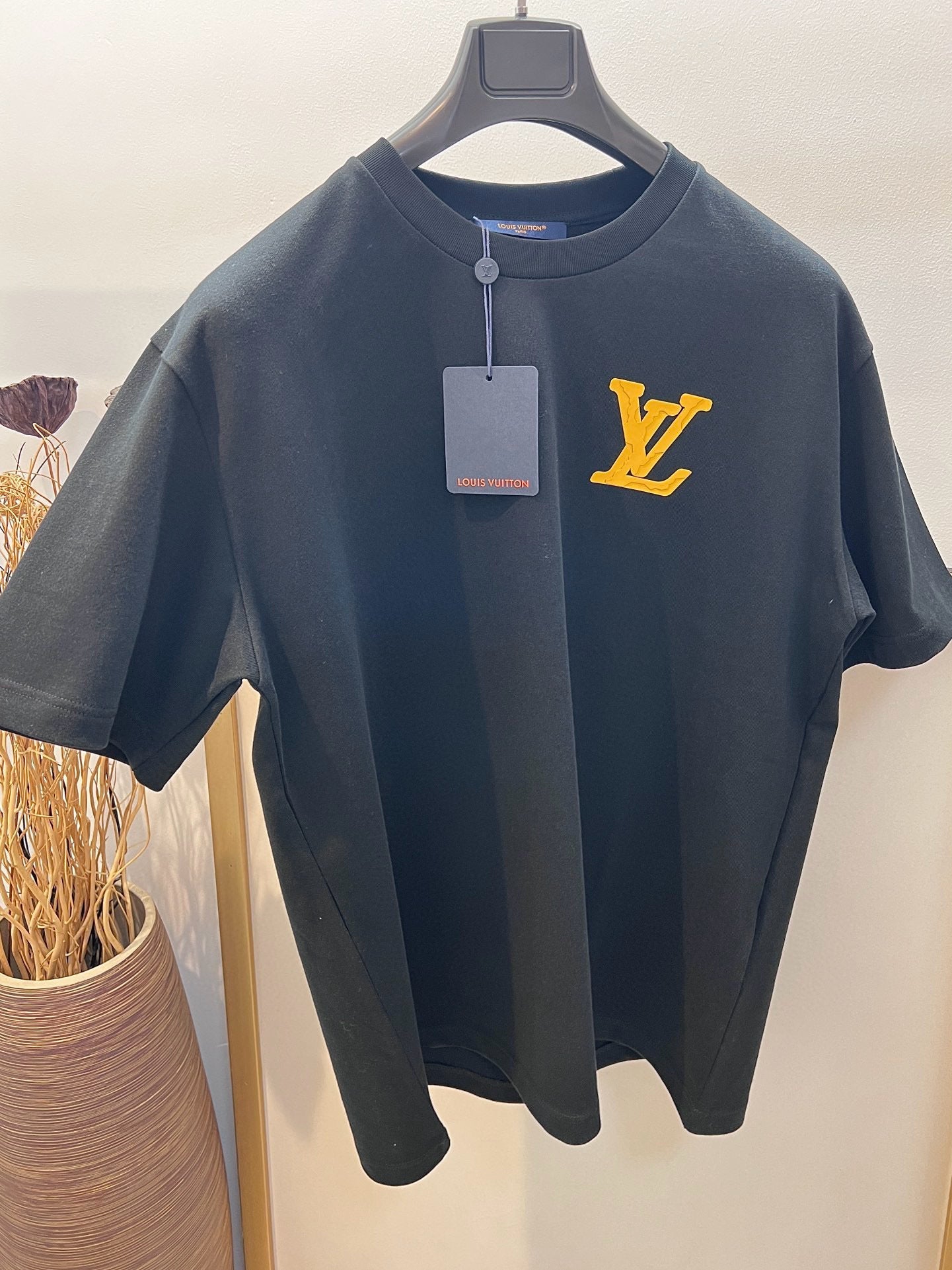Camiseta con bordado clásico renovado