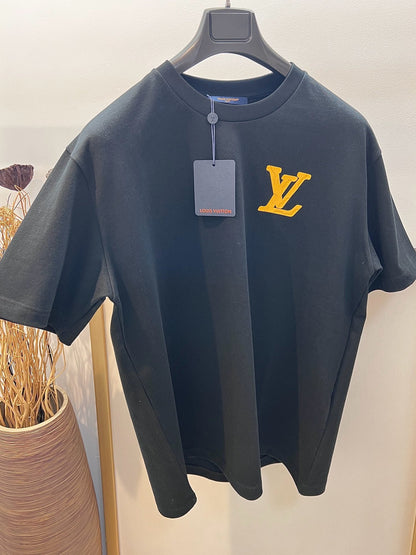 Camiseta con bordado clásico renovado