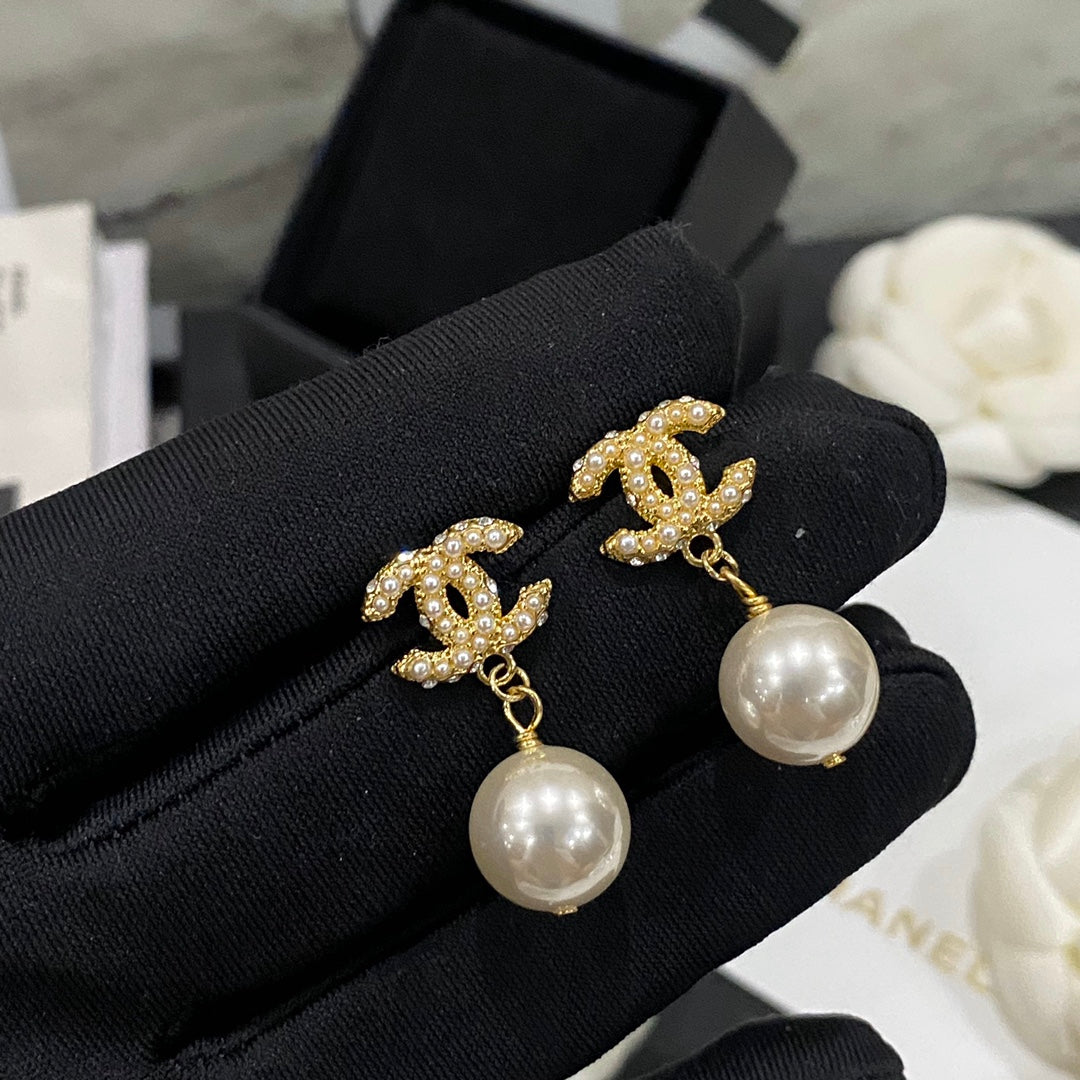 Pendientes colgantes de perlas elegantes y modernos