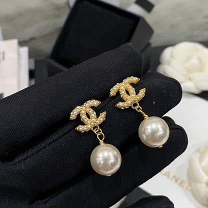 Pendientes colgantes de perlas elegantes y modernos
