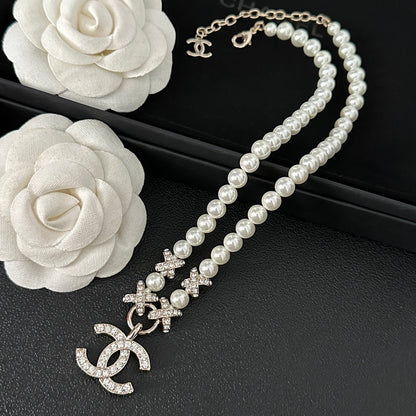 Collier élégant de diamants et de perles
