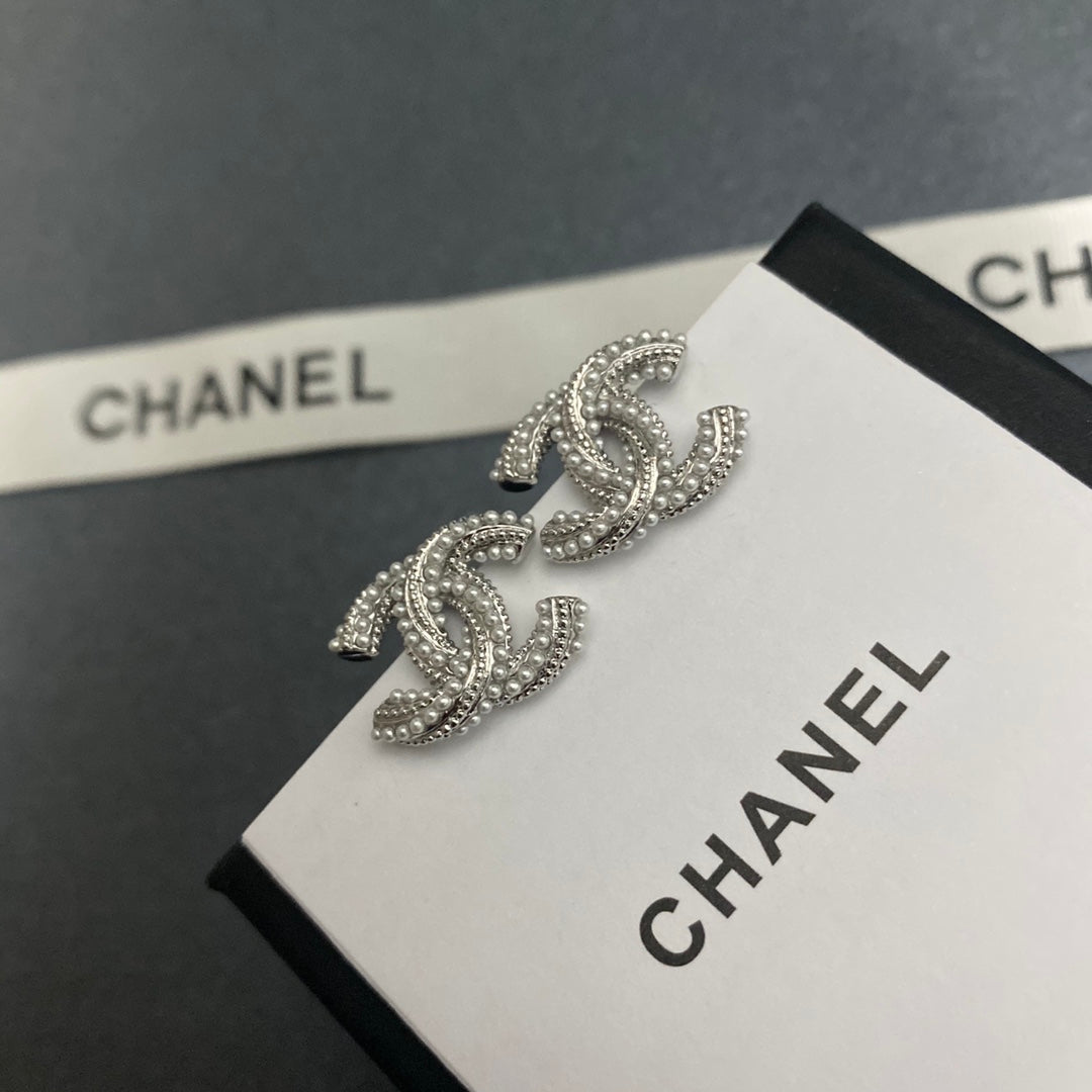 Pendientes de perlas con letras y temperamento