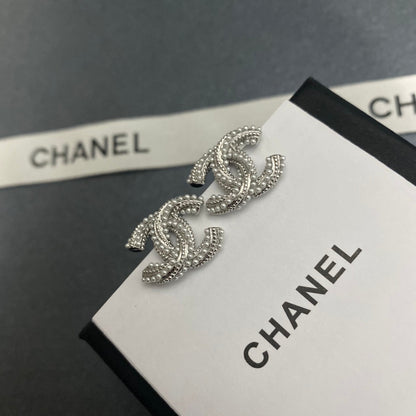 Pendientes de perlas con letras y temperamento