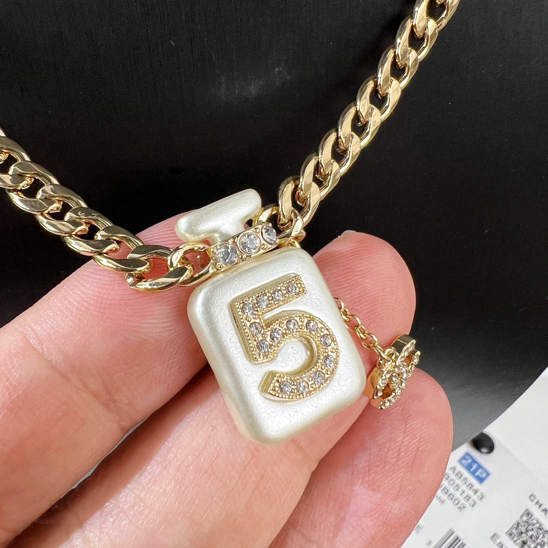 Collar de Perfume con Perlas