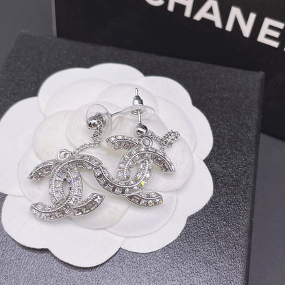 Boucles d'oreilles pendantes à logo brillant