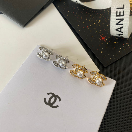 Boucles d'oreilles clous rétro mini perles