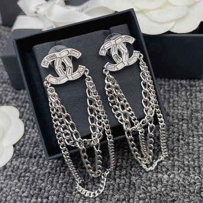 Boucles d'oreilles pendantes chaîne et diamants de cristal