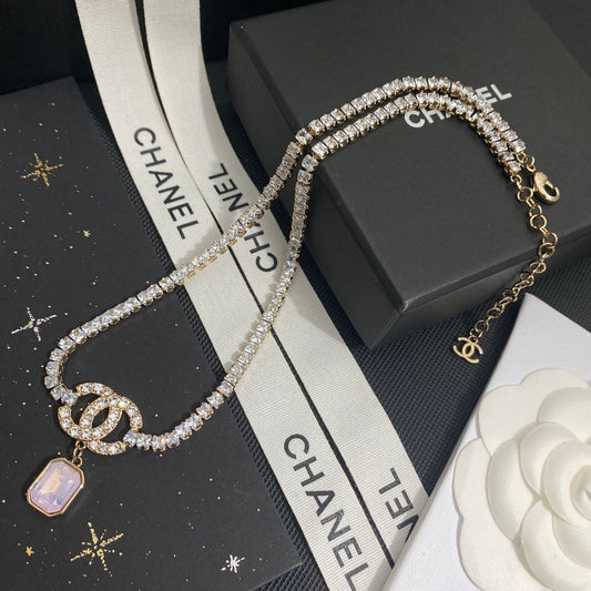 Collier élégant en cristal carré et diamant
