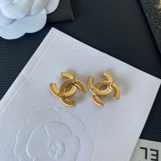 Puces d'oreilles simples avec initiale en diamant
