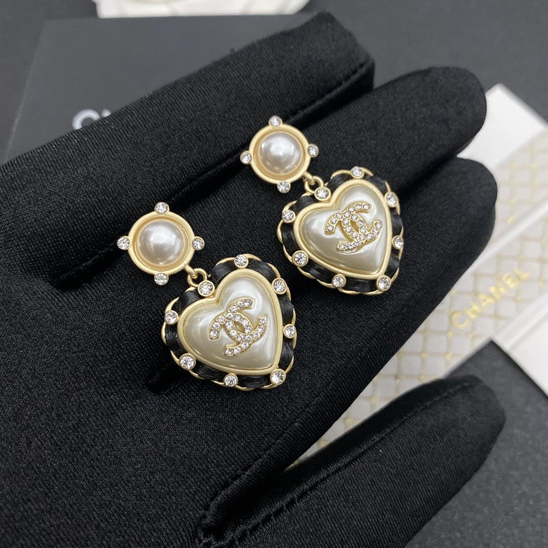 Pendientes de corazón con perlas blancas vintage