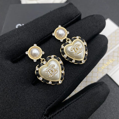 Pendientes de corazón con perlas blancas vintage