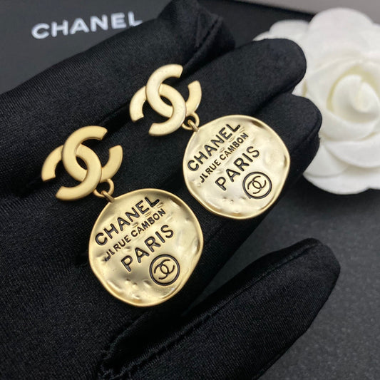 Pendientes irregulares de alfabeto vintage