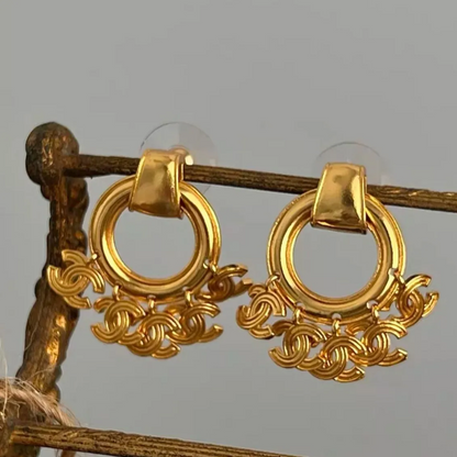 Boucles d'oreilles créoles dorées avec pendentif pompon
