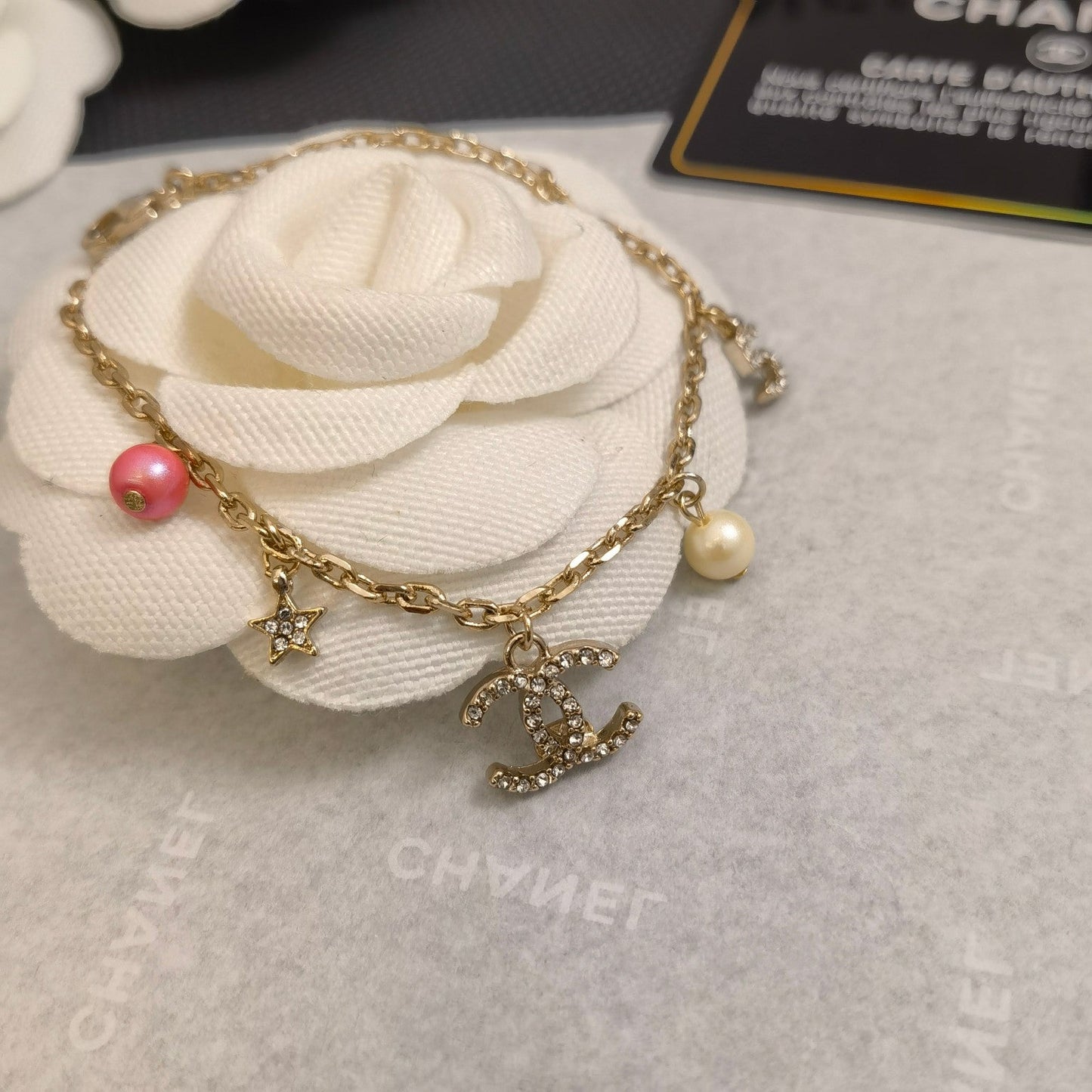 Pulsera con colgantes de perlas y diamantes de imitación de moda