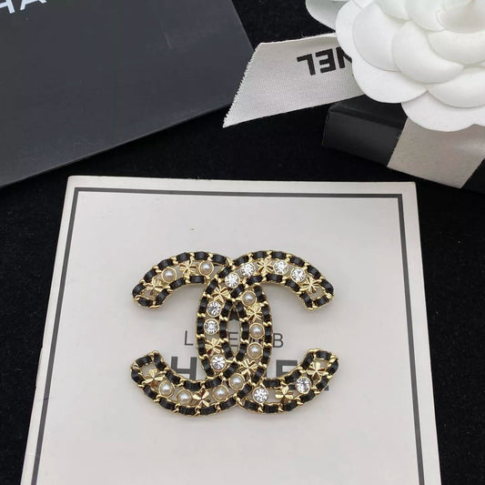 Broche en cuir trèfle porte-bonheur