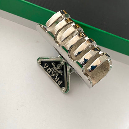 Barrette en métal avec logo triangulaire