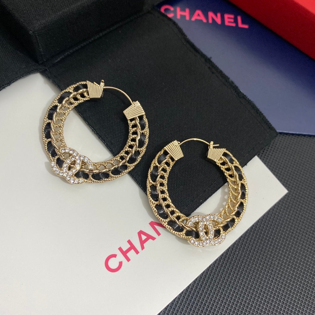 Elegantes Pendientes Redondos de Cuero con Diamantes
