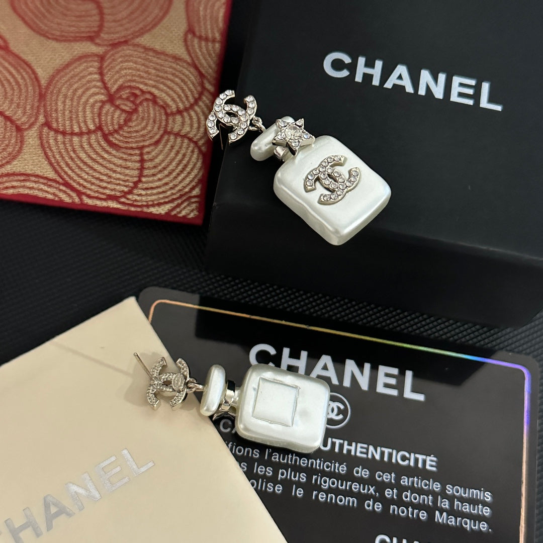 Pendientes de gota de frasco de perfume blanco