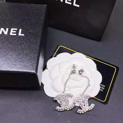 Boucles d'oreilles pendantes à logo brillant