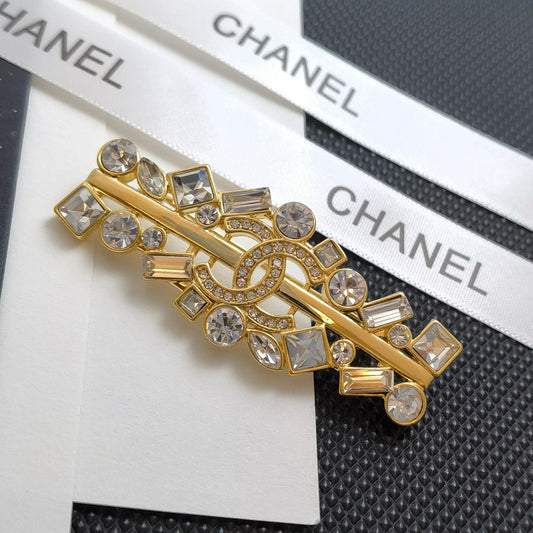 Broche dorée avec strass