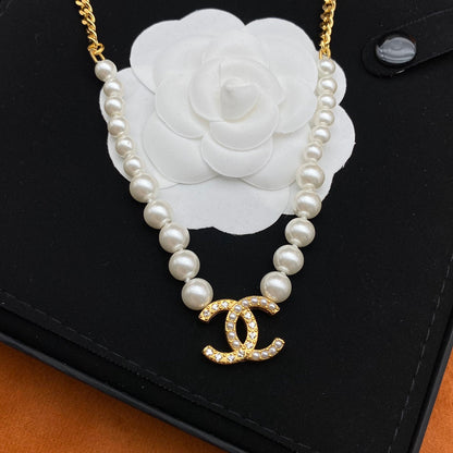 Collar de perlas con puntada de cadena creativa