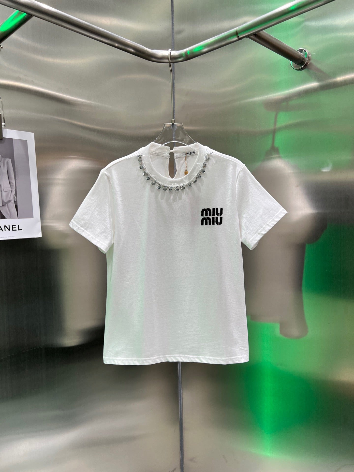 Nueva camiseta bordada con cuello redondo y lentejuelas