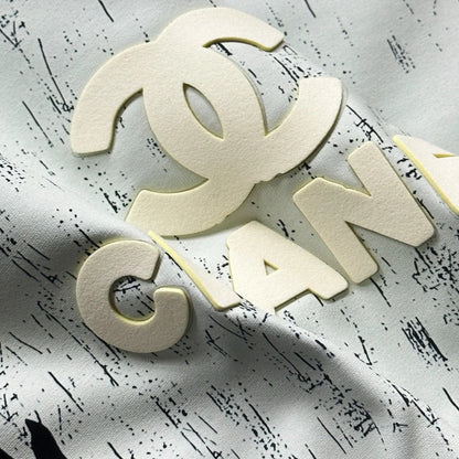 Camiseta de manga corta informal con estampado de logo tridimensional de graffiti grande