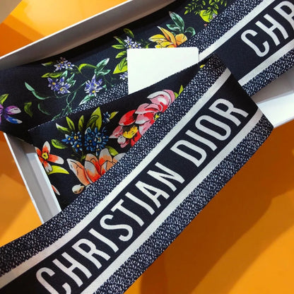 Foulard en soie à double épaisseur avec bord biseauté et motif floral