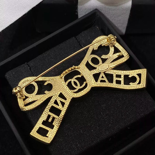 Broche nœud ajourée spéciale