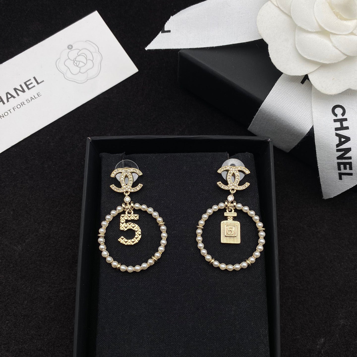 Pendientes de perlas con colgante de botella de perfume Lucky 5