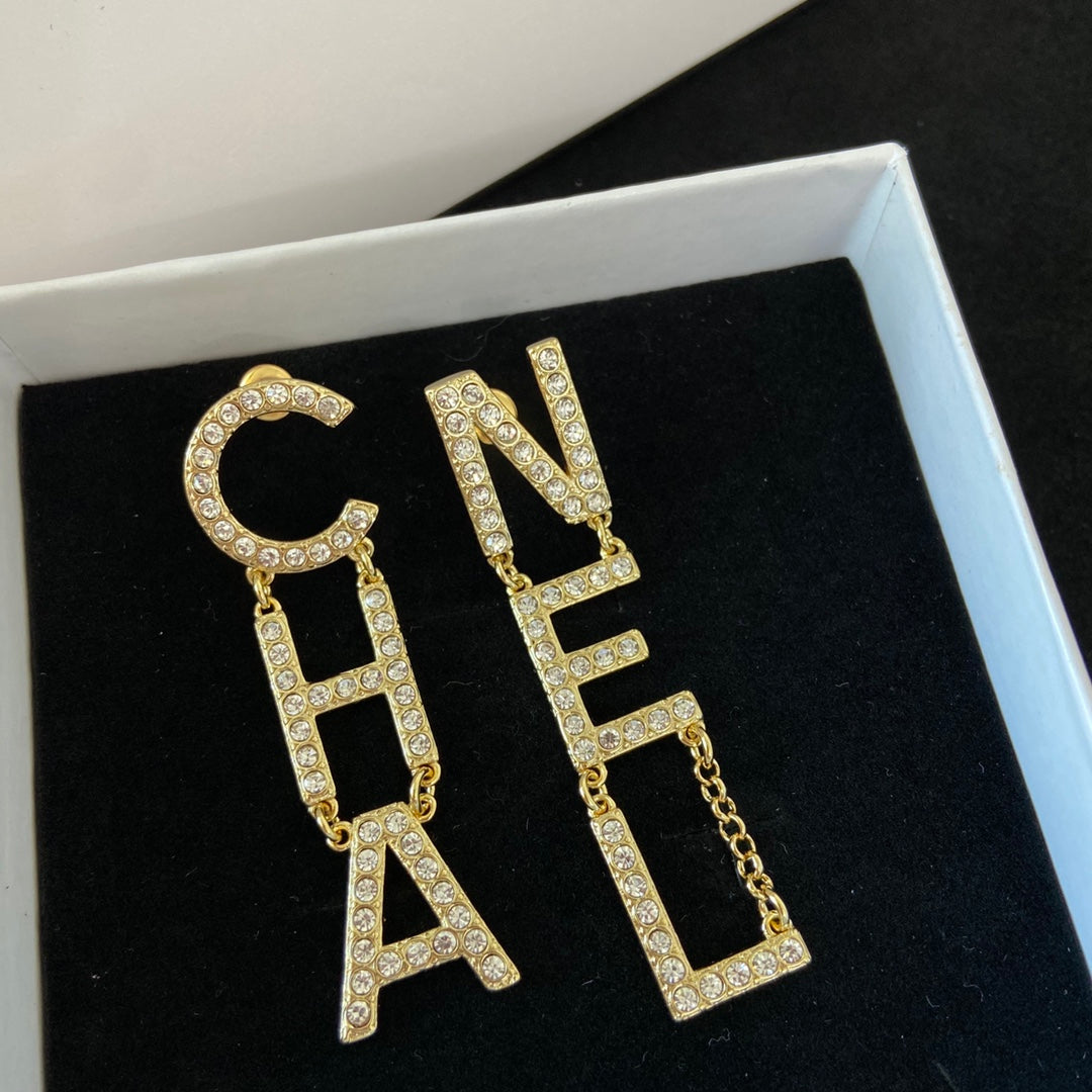 Pendientes de Letra con Diamantes de Temperamento