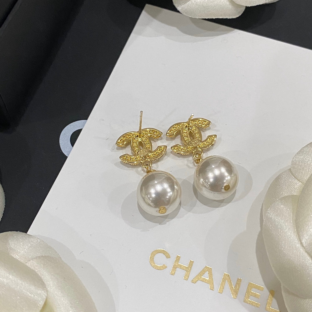 Pendientes colgantes de perlas elegantes y modernos