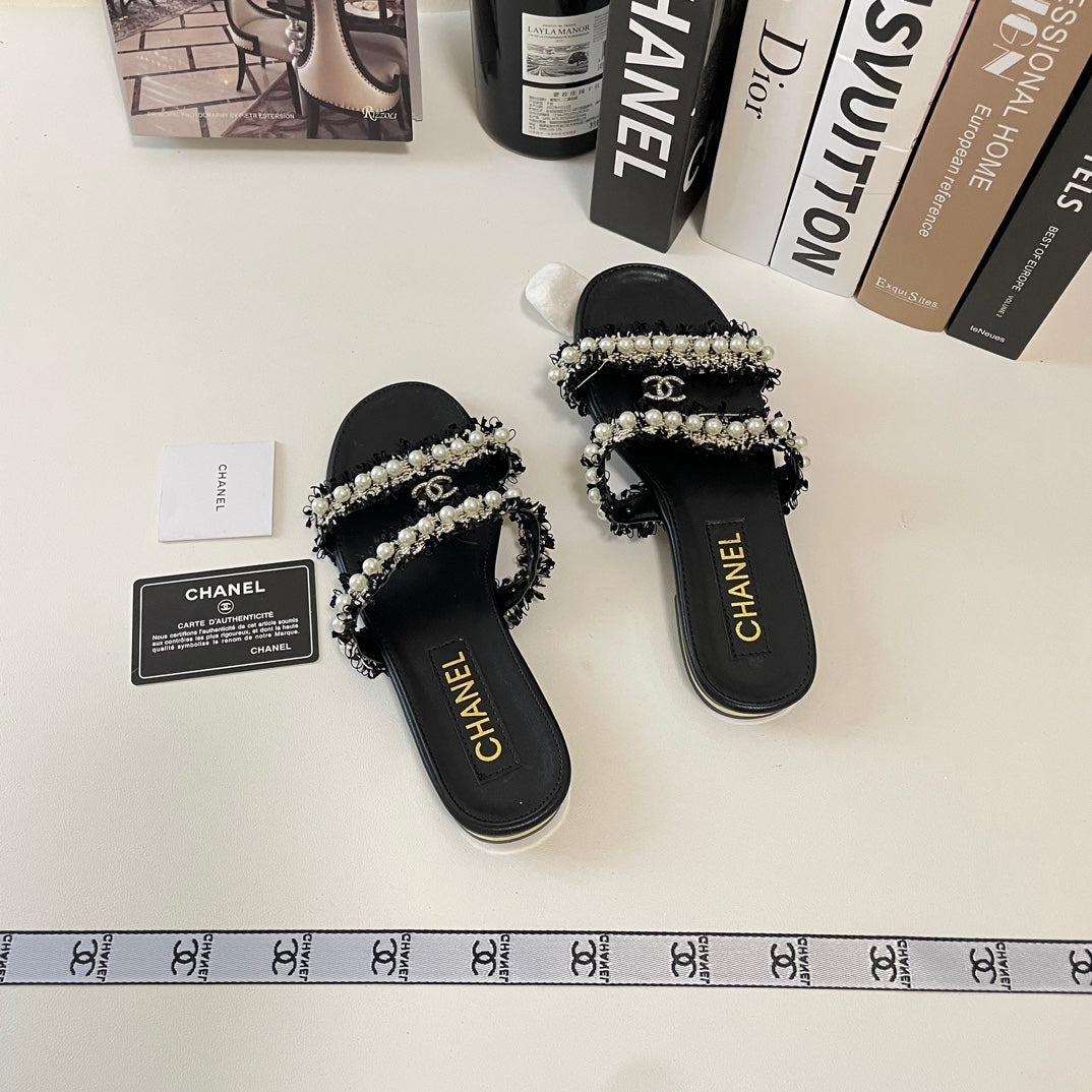 Zapatillas planas elegantes con doble tira de perlas