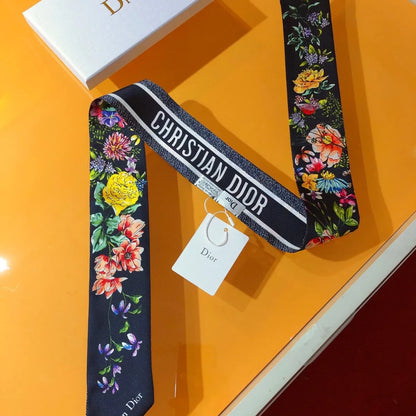 Foulard en soie à double épaisseur avec bord biseauté et motif floral