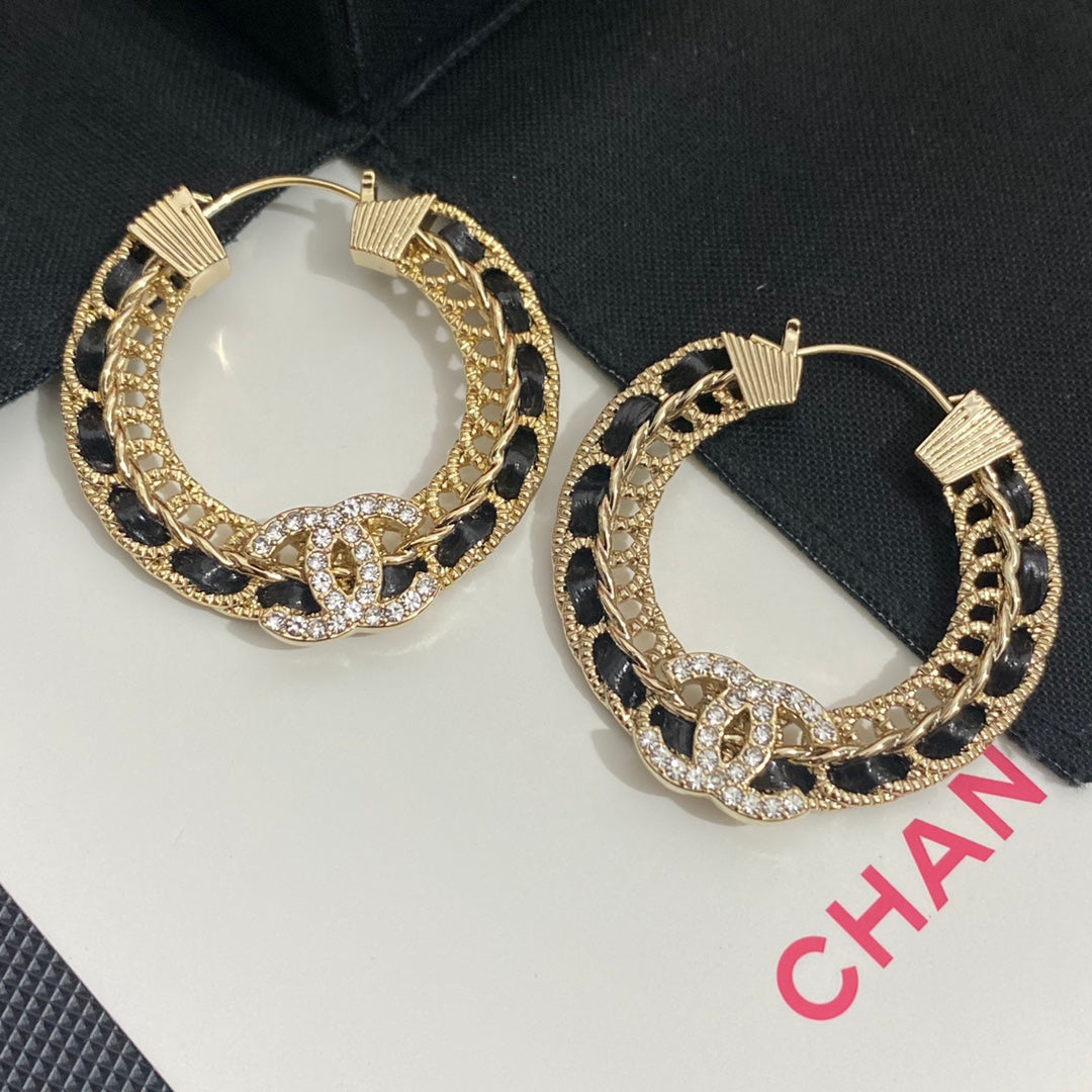 Elegantes Pendientes Redondos de Cuero con Diamantes