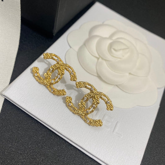 Boucles d'oreilles fleur évidée sertie de diamants