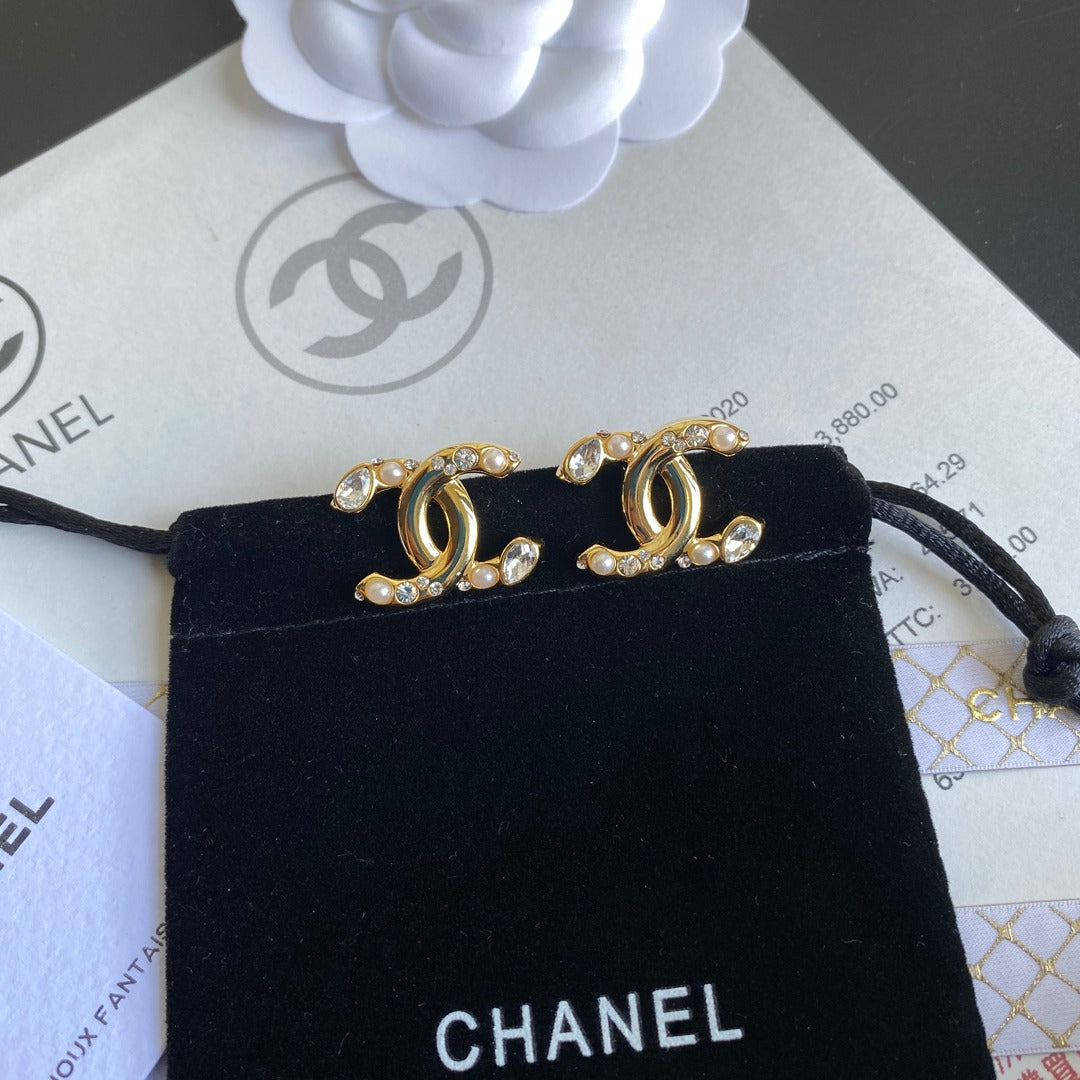 Pendientes de perlas y diamantes de moda