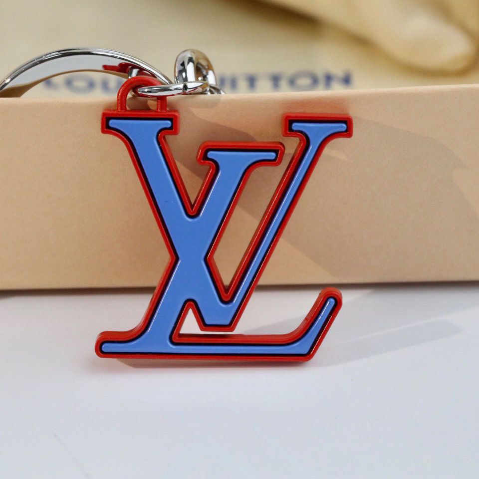 Llavero Colgante de Letras Azules y Rojas