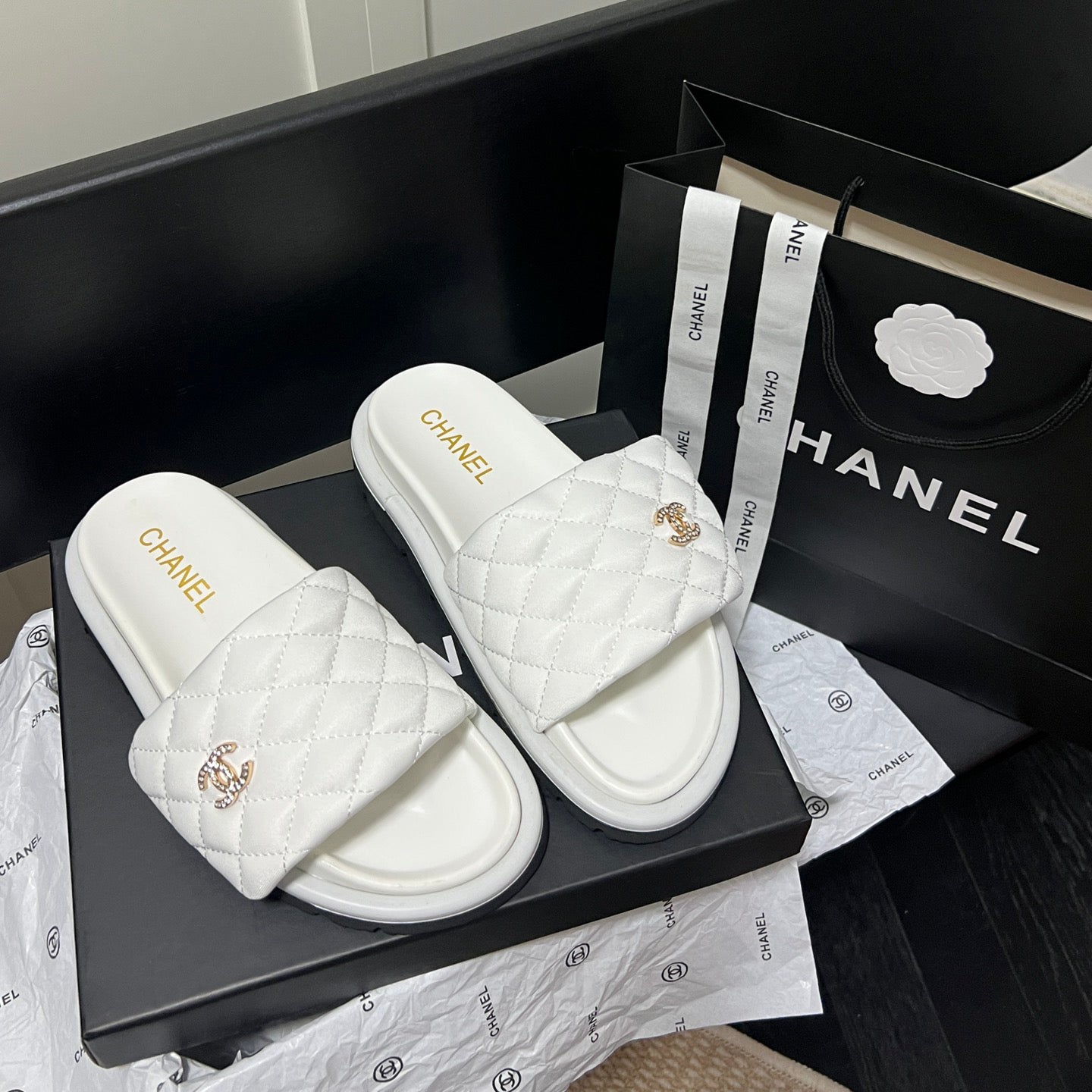 Pantuflas con el logotipo de diamante