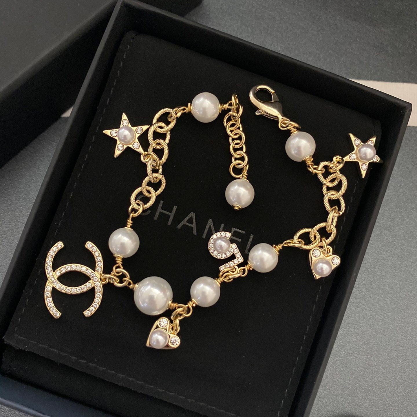 Pulsera con colgante de estrella, corazón y perla