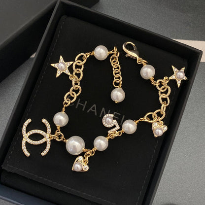 Pulsera con colgante de estrella, corazón y perla
